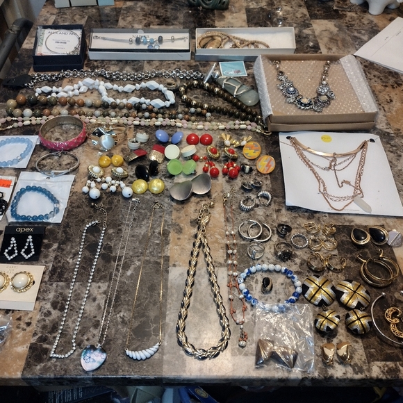 Jewelry Lot Necklaces, Bracelets, Earrings - Picture 8 of 8